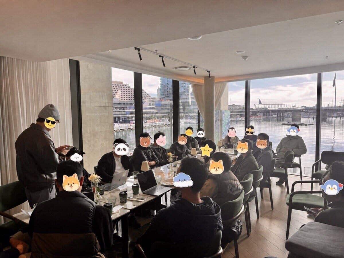 临着达令港的一侧,有人在讲自己在做的东西