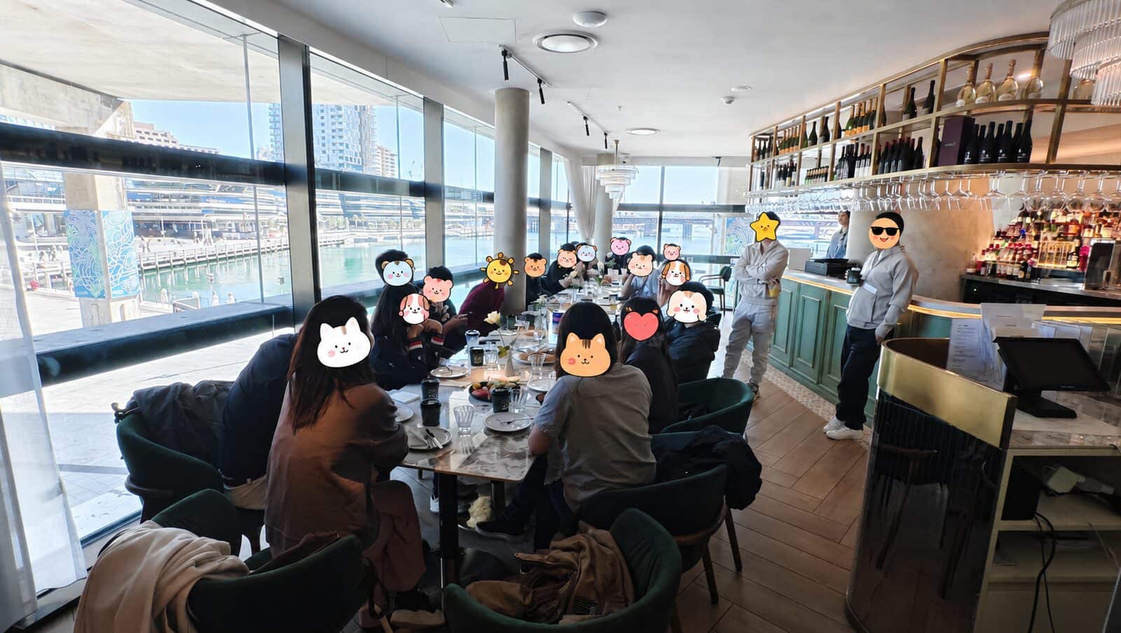第二场现场,三十来个人围着长桌,靠窗一整排
