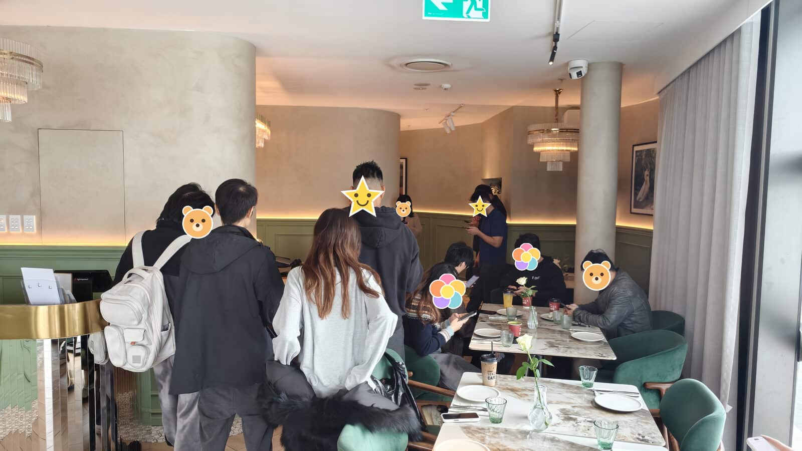 十点半前后,人陆续进来,背景是还没坐满的桌子