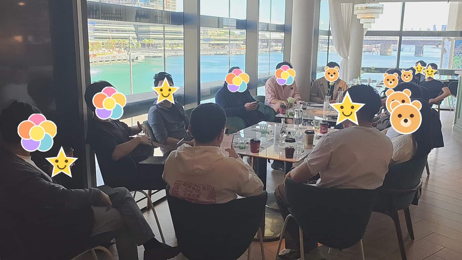 靠窗一排小桌,桌上摆着咖啡杯和水杯