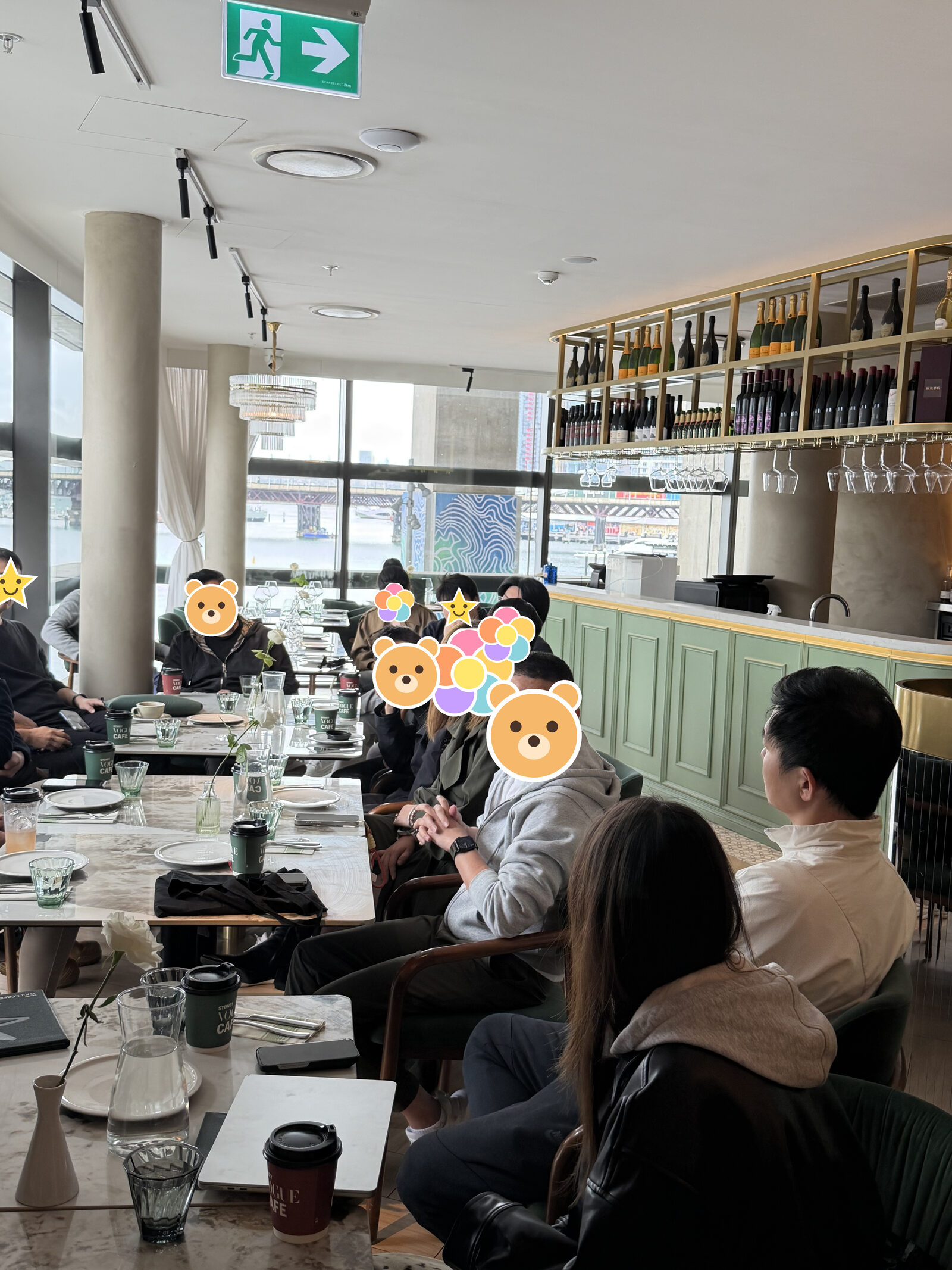 靠窗的长桌坐满了人,窗外是达令港