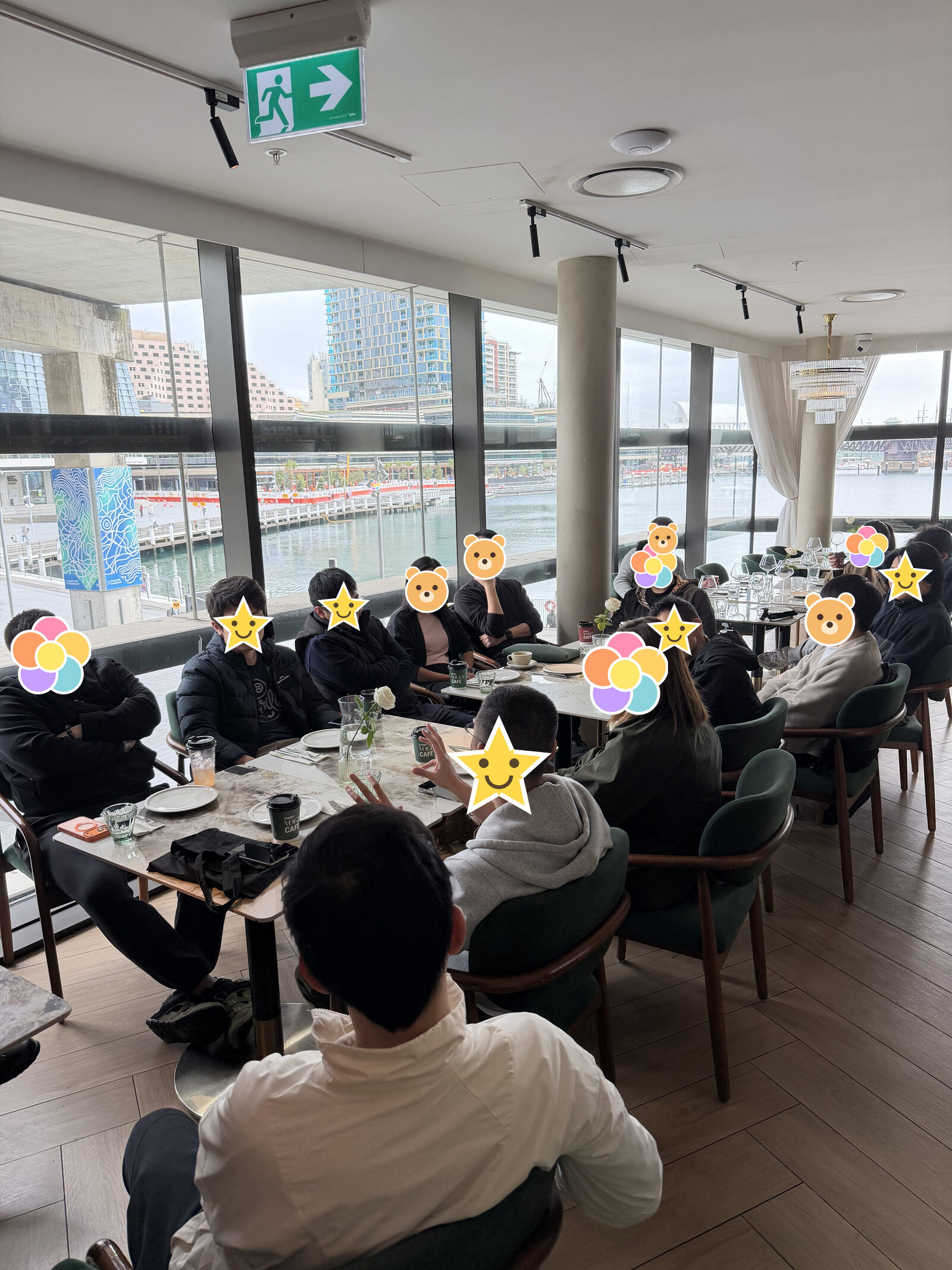 长桌的另一个角度,柱子和落地窗,有人在说话